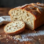 Przekrojony bochenek pieczywa bezglutenowego z łuskami babki jajowatej